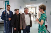 Edwin Bremer (Tilo Prückner, 2.v.l.) und Günter Hoffmann (Wolfgang Winkler, 2.v.r.) haben im Krankenhaus den verletzten Callboy Christian Kellner (Sebastian Tessenow, l.) befragt und Celine (Karen Dahmen, r.) kennengelernt.