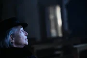 Aurelia (Sylvia Eisenberger) in der Kirche.
