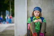 Joyce (Matilda Willigalla) hat Geburtstag und hofft scheinbar vergebens auf eine Überraschung.