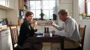 Das Ehepaar Hilde Marwick (Barbara Schnitzler, l.) und Jürgen Marwick (Hartmut Lange, r.) glaubt nach wie vor an die große Liebe zwischen ihrem Sohn und Maja Rohde.