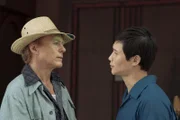 l-r: Robert Downey Jr. als Claude , Hoa Xuande als the Captain