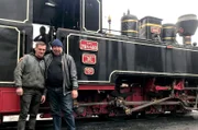 Andrei Andreica und Vasile Bârsan vor der Dampflok Resita. Vieles hat Andrei von Vasile gelernt.