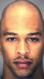 Polizeifoto von Rae Carruth. Er wurde wegen Verabredung zu einem Mord zu einer Freiheitsstrafe von 18 bis 24 Jahren verurteilt