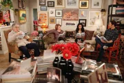 (v.l.n.r.) Harry (Elliott Gould); Judy (Linda Lavin); Eve (Liza Lapira); Josh (Mark Feuerstein)