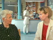 MDR Fernsehen IN ALLER FREUNDSCHAFT FOLGE 222, "Scham". Dr. Kathrin Globisch (Andrea Kathrin Loewig) sucht das Gespräch mit Veras Mutter, Marianne Pohl (Lissy Tempelhof). Dabei stellt sie fest, wie wenig die Mutter über ihre Tochter weiß und dass die Beiden offensichtlich über bestimmte Dinge nicht sprechen.