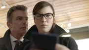 Joel Greenberg (Peter Gallagher, l.); Liz (Britt Lower, r.)