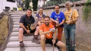 Wiesbaden (v.l.): Baggerfahrer Henrik, Denise (43), Organisator Claus, Pasquale (43) und Garten-Guru Ralf
