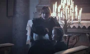 Lucia (Brigitte Hobmeier, Mitte) spricht mit Aurelia (Sylvia Eisenberger) und Alma (Laeni Geiseler, rechts) in der Kirche.