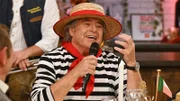 SWR-Moderator und Sänger Andy Borg begrüßt Stars aus der Schlagerwelt und lädt die Zuschauer:innen des SWR zu einem geselligen Musikabend ein.