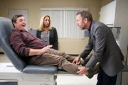 House (Hugh Laurie, re.) untersucht den Patienten Monroe (John Scurti), der in Begleitung seiner Frau Sandy (Kathe Mazur) in der Klinik erschienen ist.