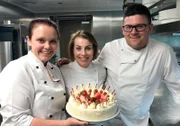Jungköchin Steffi Gehrlein und Pâtissière Nadja Manerva bereiten das große Erdbeer-Event vor. Sie präsentieren ihre Erdbeertorte zusammen mit Küchenchef Marcus Kirchgäßner.
