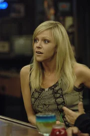 Sweet Dee (Kaitlin Olson) kommt dahinter, warum bei ihnen in der Kneipe die Gäste plötzlich ausbleiben ...