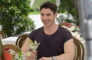 Goran (Saša Kekez, r.) flirtet mit Sina und verliert dabei sein eigentliches Ziel, sie für Werner auszuhorchen, aus den Augen.