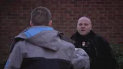 Beleidigungen sind Brian O’Shaughnessy und Kevin Stokes in ihrem Job gewohnt. Aber wenn jemand zuschlägt, ist für die Gerichtsvollzieher das Maß voll. Das Duo soll in dieser Folge in West Molesey in der Grafschaft Surrey bei einem kleinen Familienunternehmen Schulden in Höhe von umgerechnet 7000 Euro eintreiben. Aber die säumigen Kandidaten zeigen sich absolut unkooperativ und werden obendrein auch noch handgreiflich. Das können die Beamten auf keinen Fall tolerieren, deshalb muss in diesem Fall die Polizei eingreifen.