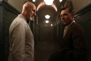 Dr. Arthur Arden (James Cromwell, l.) erklärt Jim (David Chisum, r.), wie die OP, die er bei seiner Frau durchführen will, verlaufen soll ...