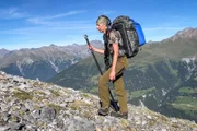 Während der Jagd im Gebirge muss Silvana Stecher ihre gesamte Ausrüstung (18 kg Gewicht) immer mittragen, da das Anlegen von Materialdepots gemäss Jagdvorschriften nicht erlaubt ist.