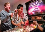 (v.li.): Kenny Johnson (Dominique Luca), David Lim (Victor Tan).