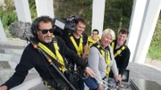 Alex und Alex werden gleich die 70 Meter hohe Ponte Arrábida hochklettern. Die Autobahnbrücke führt über den Duoro. Auf dem Bild sind sie zusammen mit dem Kamerateam und Guide Pedro zu sehen.