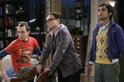 Sind von Pennys Besuch überrascht: Sheldon (Jim Parsons, l.), Leonard (Johnny Galecki, M.) und Rajesh (Kunal Nayyar, r.) ...