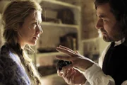 Einst war Luise (Genija Rykova, l.) die große Liebe von Professor Christian Gruber (Marcus Mittermeier, r.).