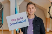 Wie bringt man verschiedene Meinungen zusammen, wie werden möglichst viele verschiedene Bedürfnisse berücksichtigt und wie funktioniert überhaupt Demokratie? "PUR+"-Moderator Eric Mayer will's wissen und macht ein Sozialexperiment an einer Frankfurter Schule - denn Meinungsvielfalt gibt es in Schule und Gesellschaft.