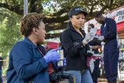 Dr. Wade (CCH Pounder, l.) und Agentin Percy (Shalita Grant, r.) untersuchen den Mord an einem Matrosen, der während eines gefährlichen Motorradrennen ums Leben kommt ...