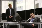 Bei einem fingierten Polizeieinsatz wurde ein Mann getötet. Eine DNA-Spur führt das CSI-Team um Horatio Caine (David Caruso, l.) zu dem Privatdetektiv Kurt Rossi (Tom Sizemore). Ist er in den Fall verstrickt?