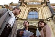 Nina (Elena Uhlig, r.), Wacker (Jannis Spengler, M.) und Leo (Henning Baum, l.) ermitteln im Maximilianeum, einer Kaderschmiede für Hochbegabte, und stoßen dort auf eine recht elitäre junge Gesellschaft ...