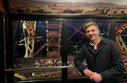 Wien ist ein wahrer Klassiker unter den Städtereisen. Kein Wunder, denn die österreichische Hauptstadt gilt als richtig lebenswerte Stadt. Und sie hat viel zu bieten – besonders in Puncto Kultur und Kulinarik. Wie teuer ist ein Urlaub in Wien? "Was kostet...?"-Reporter Johannes Zenglein ist fünf Tage in Wien unterwegs und findet es heraus. Kommt er mit einem Budget von 500 Euro aus? Ein Must See der Stadt ist der Wiener Prater.