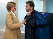 MDR Fernsehen IN ALLER FREUNDSCHAFT FOLGE 634, "Entscheidung fürs Leben". Schwester Yvonne Habermann (Maren Gilzer) hat einen Mann, der vor ihrer Wohnungstür zusammengebrochen ist, in die Sachsenklinik begleitet. Ihr Freund Olaf Beck (Mathias Herrmann) bringt die Sachen des Patienten in die Klinik.