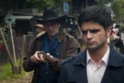Wildwestvereinsgründer von "Lubbock Town", Tobias Henf (Jochen Nickel, l.), hegt eine Rechtsauffassung, die Mick und Andreas (Maximilian Grill, r.) nicht teilen ...