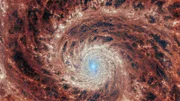 Die Galaxie M51 wird hier vom Mittelinfrarot-Instrument (MIRI) des James-Webb-Teleskops aufgenommen. Man nimmt an, dass die Schwerkraft ihrer Nachbargalaxie, der Zwerggalaxie NGC 5195, teilweise für diese markanten und ausgeprägten Spiralarme verantwortlich ist.
