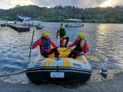 Bernd und Cecilia haben einen Rafting Ausflug gemacht und kommen gerade wieder an Land an.
