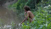 Der Teilnehmer sitzt am Fluss.