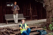 Chris wird von Sascha beim Sandeln erwischt und bekommt von ihm eine Moralpredigt. Von links: Alexander "Sascha" Wagenbauer (Eisi Gulp) und Christian Preissinger (Jonathan Gertis).