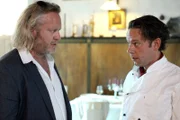 "Soko Donau", "Tod ŕ la carte." Was als gemütlicher Firmenausflug in einem Spitzenrestaurant beginnt, entwickelt sich zum verzwickten Mordfall. Ein Gast des Hauses stirbt, Gift im Cognac ist die Todesursache, kaum hat Franziska das herausgefunden, muss sie auch schon einen Sondereinsatz erledigen um als Küchenhilfe getarnt, Restaurantbesitzer und Mitarbeiter zu bespitzeln. Im Bild (v.li.): Gregor Seberg (Helmuth Nowak), George Lenz (Mario Krötz).