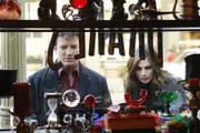 Der Magier Zalman Drake wird tot in seinem Zauberladen aufgefunden und ein Abschiedsbrief deutet zunächst auf einen Selbstmord hin. Richard Castle (Nathan Fillion, l.) und Kate Beckett (Stana Katic, r.) begeben sich auf Spurensuche.
