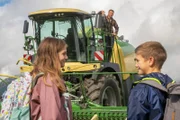 Gelingt es Sophia Gruber (Ylvi Unertl), mithilfe von Hans Gruber (Heiko Ruprecht, M.) ihren Schwarm Lukas Weiler (Mattis Feldmann, r.) zu beeindrucken?