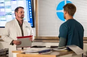 Dr. Marc Lindner (Christian Beermann, l.) macht sich Sorgen um seinen Assistenzarzt Mikko Rantala (Luan Gummich, r).