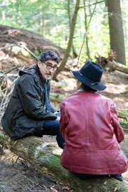 Armand Gamache (Alfred Molina, l.); Bea Mayer (Tantoo Cardinal, r.).