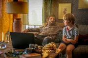 Thomas Lewen (Gaël Raes) erzählt Ben Lebon (David Kammenos) von seinen Visionen.
