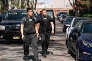 Clinton Skye (Nathaniel Arcand, l.); Kenny Crosby (Kellan Lutz, r.)