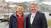 Kreuzfahrtdirektor Mirko Scheffe und Hotelmanager Rudi van Beulen stehen am Duoro Ufer in Porto.