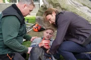 Daniel Klatt (Max Kupfer, mi.) arbeitet in der Garten- und Landschaftsbaufirma von Joachim Weinstein (Oliver Breite, li.). Als sie die Bäume vor der Sachsenklinik verschneiden, rutscht Daniel mit der Säge ab, fällt von der Leiter und hat sich den Daumen abgetrennt. Dr. Martin Stein (Bernhard Bettermann, re.) ist sofort zur Stelle. Problematisch ist nur, dass Daniels Daumen nicht zu finden ist.