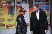 Lisa (Raja Naomi King) und John Reese (Jim Caviezel)