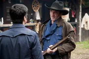 Cowboy Tobias Henf (Jochen Nickel, r.) lebt nur für "Lubbock Town". Andreas (Maximilian Grill, l.) kann diese Leidenschaft nur schwer verstehen, während Mick sogleich Freundschaft mit dem Wildwestvereinsgründer schließt ...