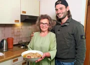 Katharina Cyrol mit dem fertigen Gericht - Sarma. Rechts im Bild: Enkel Micha Decker.