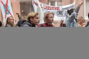 Frank (Nico Ehrenteit, l.) und seine Freundin Melanie von Stetten (Ruby M. Lichtenberg, r.) nehmen an einem Demonstrationszug gegen Tierversuche teil.