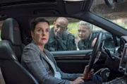 Beatrice von Stetten (Oda Thormeyer, l.) steht mit ihrem SUV mitten unter einer Brücke und lässt sich auch von Jessy (Farina Flebbe, r.) und Lukas (Patrick Abozen, M.) nicht dazu bewegen, auszusteigen oder ihr Auto wegzufahren.