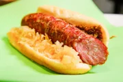Das Kielbasa von „Butcher on Butler’s“ wird mit Meerrettich, Dijon-Senf und Sauerkraut serviert.